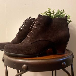 Clarks Artisan Brown Suede Leather Ankle Boots.Sz 7.5 2.5” rubber heels.31531